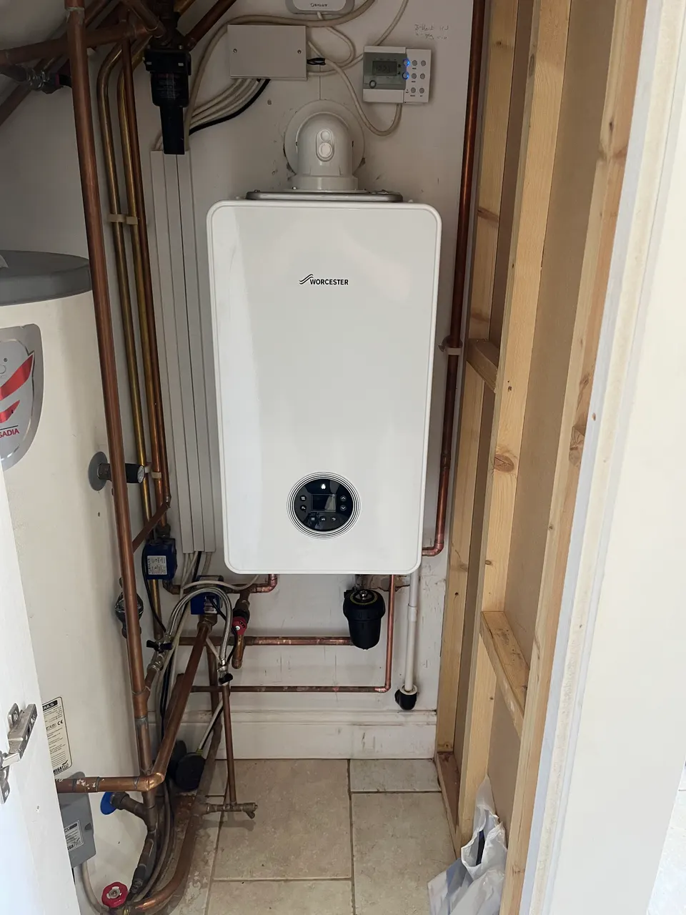 Worcester boiler alongside a cylinder with copper pipes and heating controls